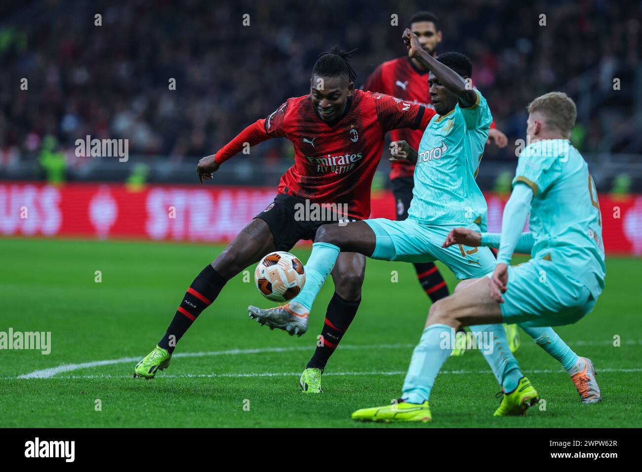 Mailand, Italien. März 2024. Rafael Leao (L) von AC Milan, Murphy Dorley (C) und David Zima (R) von SK Slavia Praha im Achtelfinale. Leg 1 von 2 UEFA Europa League 2023/2024 zwischen AC Milan und SK Slavia Praha im San Siro Stadion. Endpunktzahl: Mailand 4:2 Slavia Praha. (Foto: Fabrizio Carabelli/SOPA Images/SIPA USA) Credit: SIPA USA/Alamy Live News Stockfoto