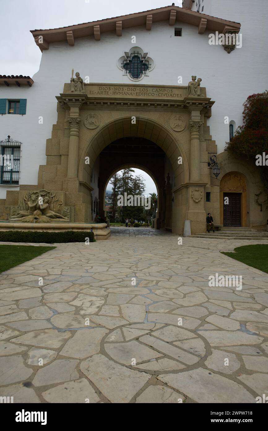 Das Santa Barbara County Courthouse befindet sich in der Anacapa Street 1100 in der Innenstadt von Santa Barbara, Kalifornien. Der spanische Colonial Revival-Stil Stockfoto