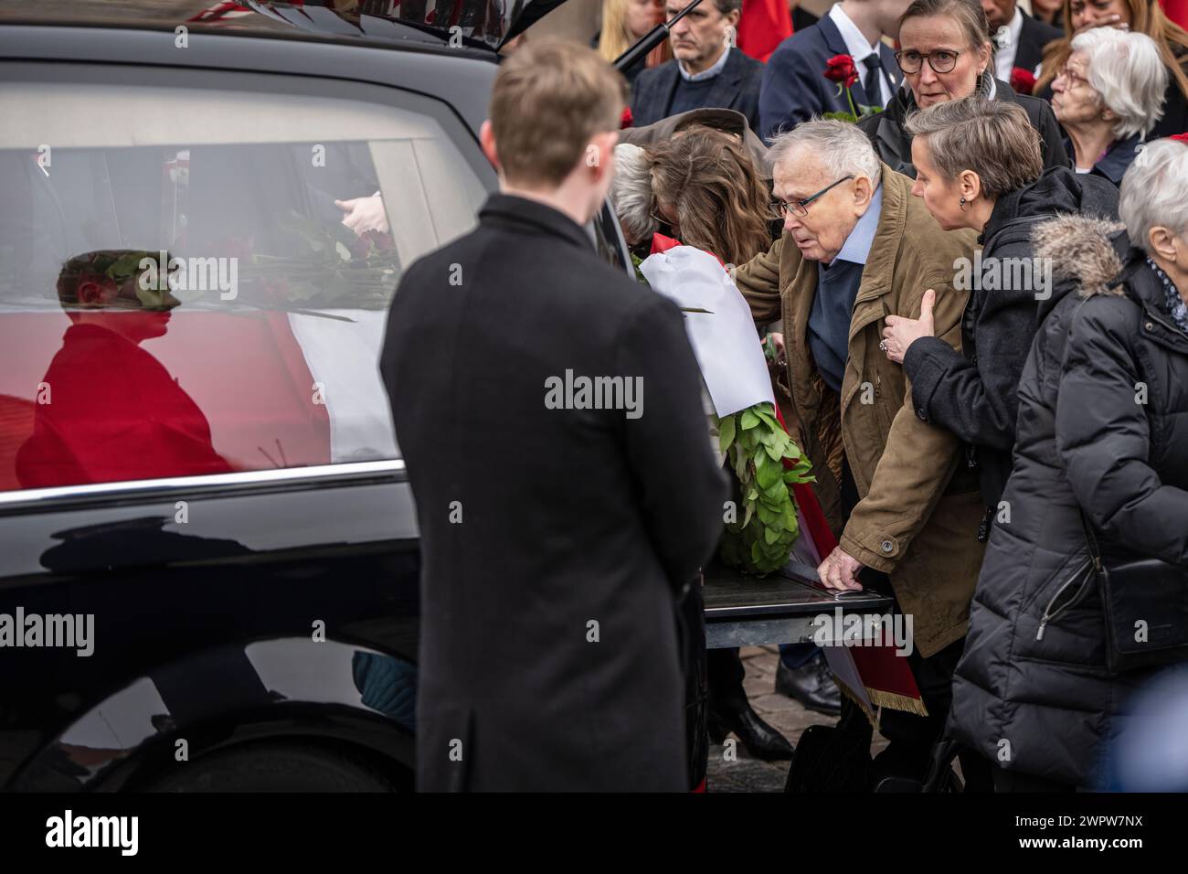 Die Eltern von Soren Pape Poulsen verabschieden sich zuletzt, nachdem der verstorbene Vorsitzende der dänischen Konservativen Partei von der Kathedrale von Viborg zur Ruhe gebracht wurde. Pape, ehemaliger Bürgermeister von Viborg, starb im Alter von 52 Jahren nach einer Hirnblutung am vergangenen Samstag, 2. März 2024 Credit: Ritzau/Alamy Live News Stockfoto