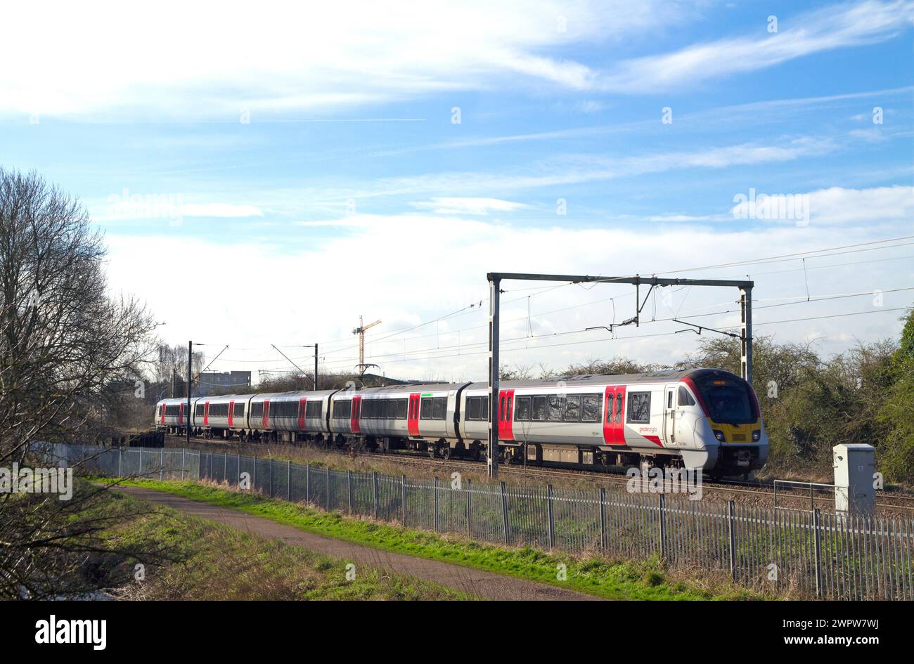 Ein Triebzug der Baureihe 720 Aventra mit der Nummer 720563, ein Zug im Großraum Anglia, der durch den Lee Valley Country Park nördlich von Cheshunt fährt. Stockfoto
