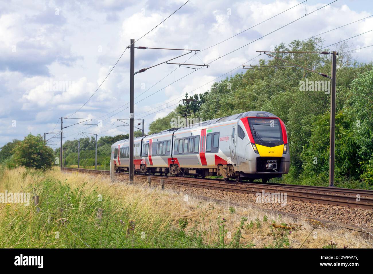 Eine Baureihe 755 Stadler FLIRT MIT der Nummer 755420, die am 5. Juli 2021 in Hinxton im Großraum Anglia verkehrte. Stockfoto
