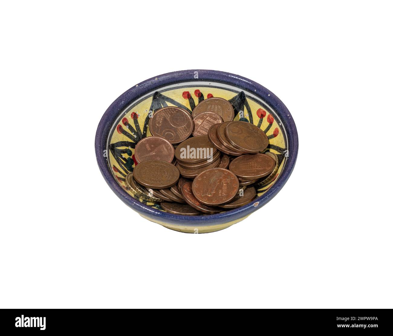 Ein paar Euro-Pennys in einer Schüssel auf transparentem Hintergrund Stockfoto