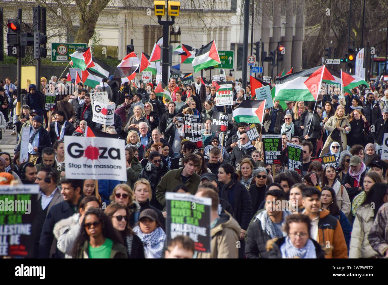 London, Großbritannien. März 2024. Demonstranten in der Nähe der Vauxhall Bridge. Tausende von Menschen marschierten in Solidarität mit Palästina zur US-Botschaft und forderten einen Waffenstillstand während des Krieges zwischen Israel und Hamas. Quelle: Vuk Valcic/Alamy Live News Stockfoto