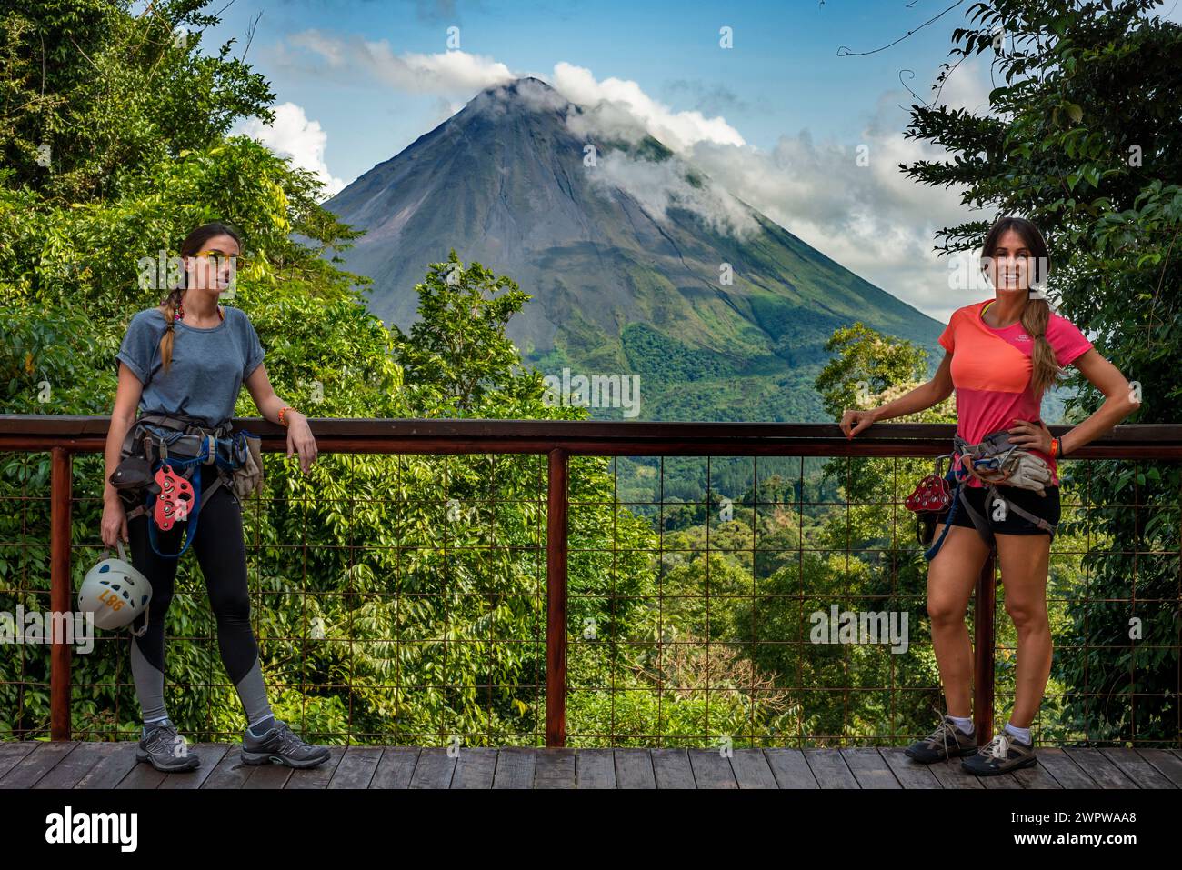Canopy im Wald in El Castillo, Touristenfahrten die Canopy Zip Line Tour, Regenwald, Arenal, Costa Rica Stockfoto