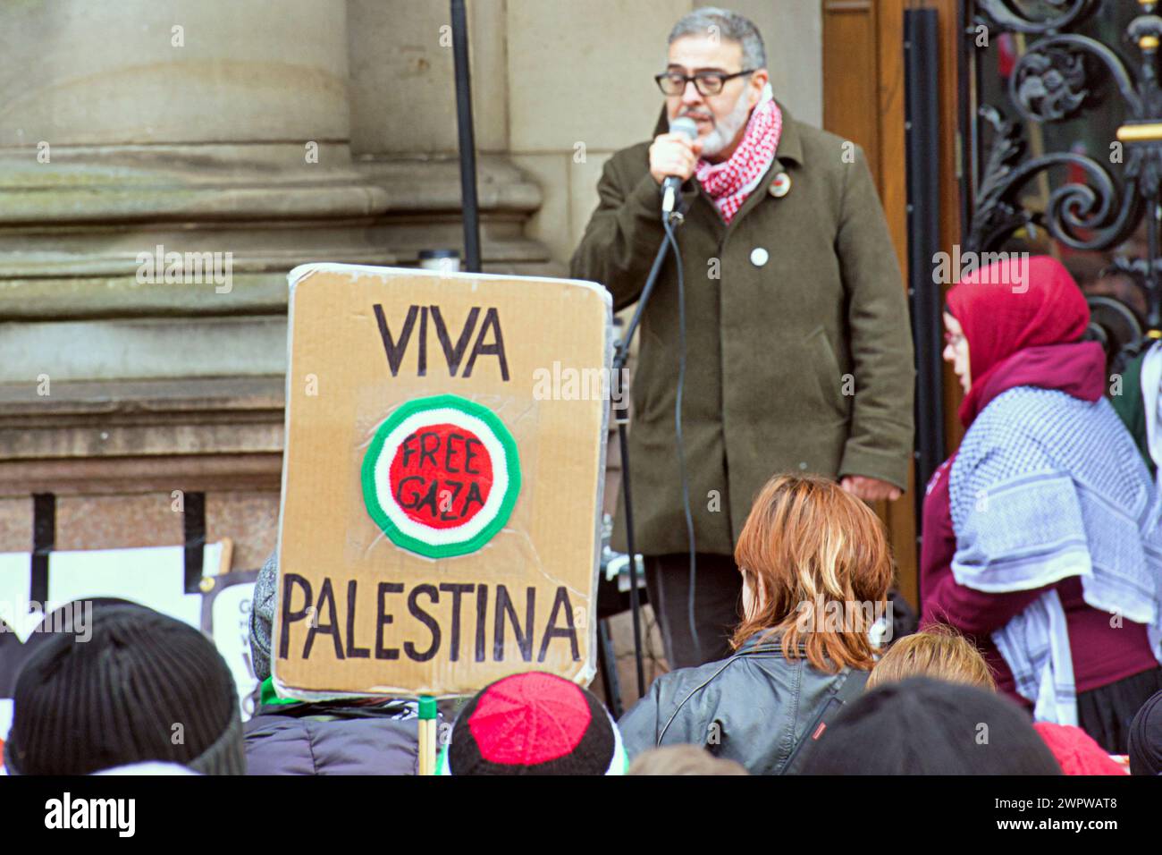 Glasgow, Schottland, Großbritannien. 9. März 2024: Gaza Gaza Gaza-Kriegschirurg Dr. Ghassan Abu-Sittah Palestine steht als Rektor der Universität Glasgow Protest auf dem George Square vor dem Eingang zu den Stadtzimmern, gefolgt von einem marsch durch die Stadt. Credit Gerard Ferry/Alamy Live News Stockfoto