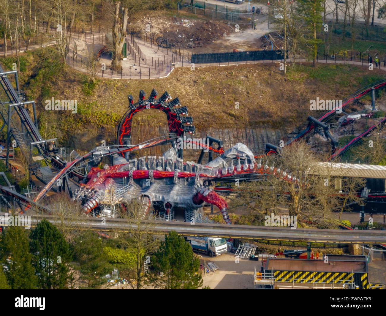 Nemesis Reborn testet, bevor Alton Towers für 2024 öffnet, aus der Luftdrohne Stockfoto