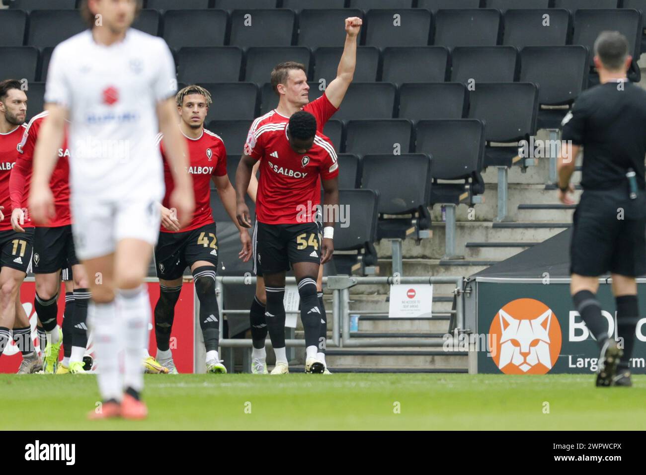 Matt Smith feiert nach einem Treffer für Salford City, um in der ersten Hälfte des Spiels der Sky Bet League 2 zwischen MK Dons und Salford City im Stadion MK, Milton Keynes, am Freitag, den 8. März 2024, die Führung zu übernehmen und gegen Milton Keynes Dons mit 1:0 zu kämpfen. (Foto: John Cripps | MI News) Credit: MI News & Sport /Alamy Live News Stockfoto