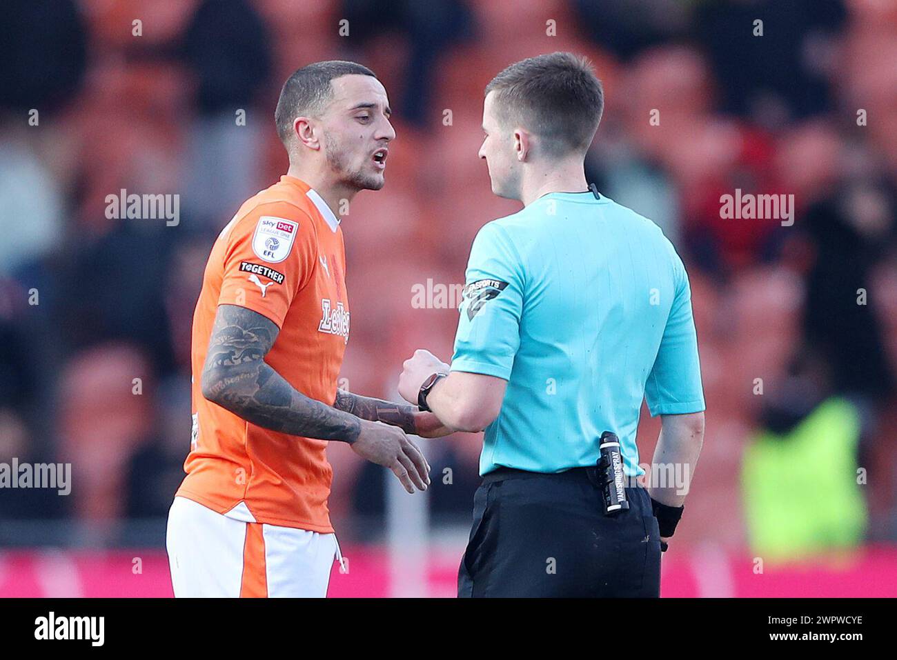 Oliver Norburn (links) spricht mit dem Schiedsrichter Edward Duckworth während des Spiels der Sky Bet League One in der Bloomfield Road, Blackpool. Bilddatum: Samstag, 9. März 2024. Stockfoto