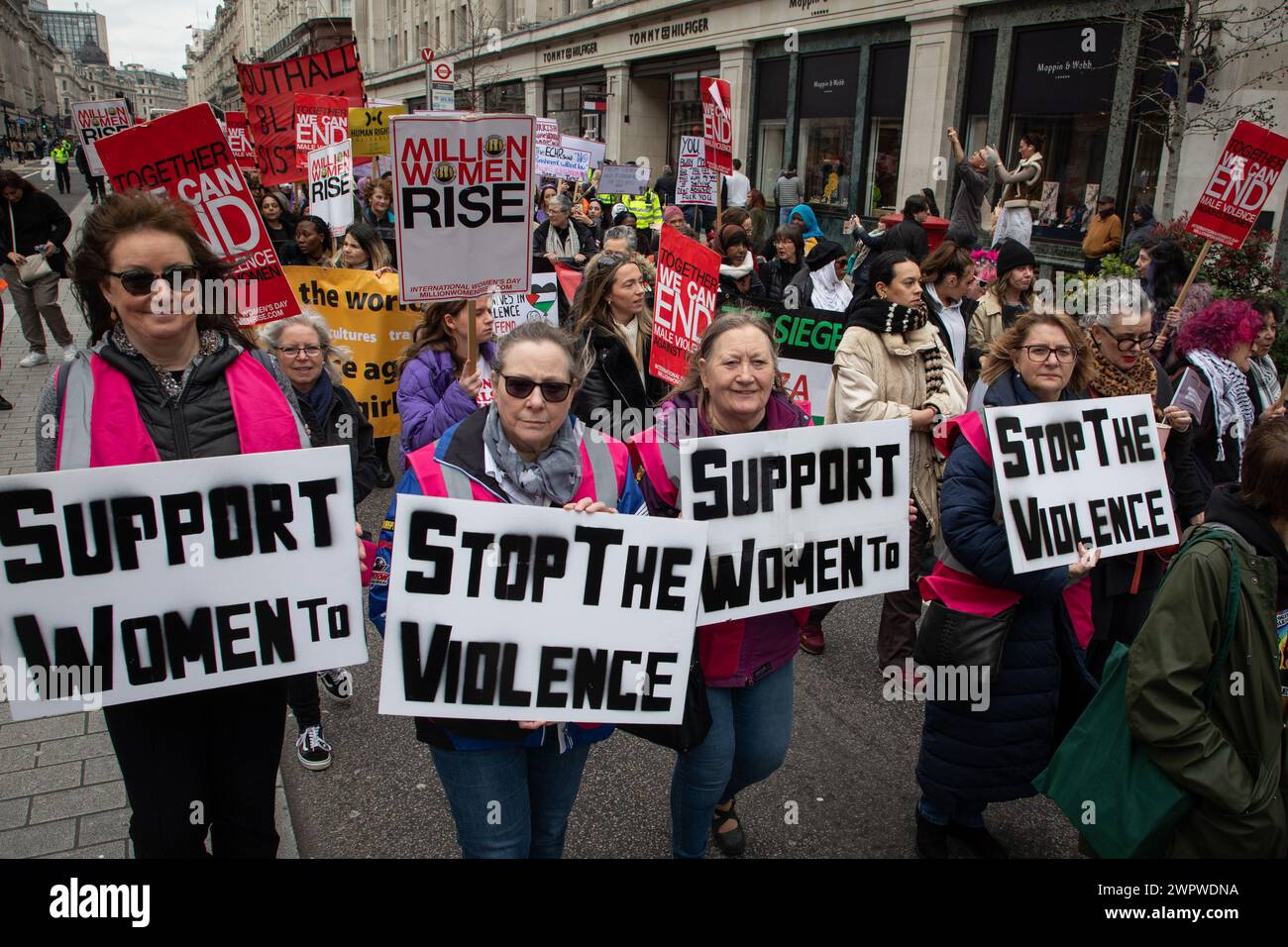 London, England, Großbritannien. März 2024. "Wir können die männliche Gewalt gegen Frauen beenden". Million Women Rise (MWR) ist eine alljährlich in London stattfindende demonstration gegen Gewalt gegen Frauen. Kredit: Kiki Streitberger/Alamy Live News Stockfoto