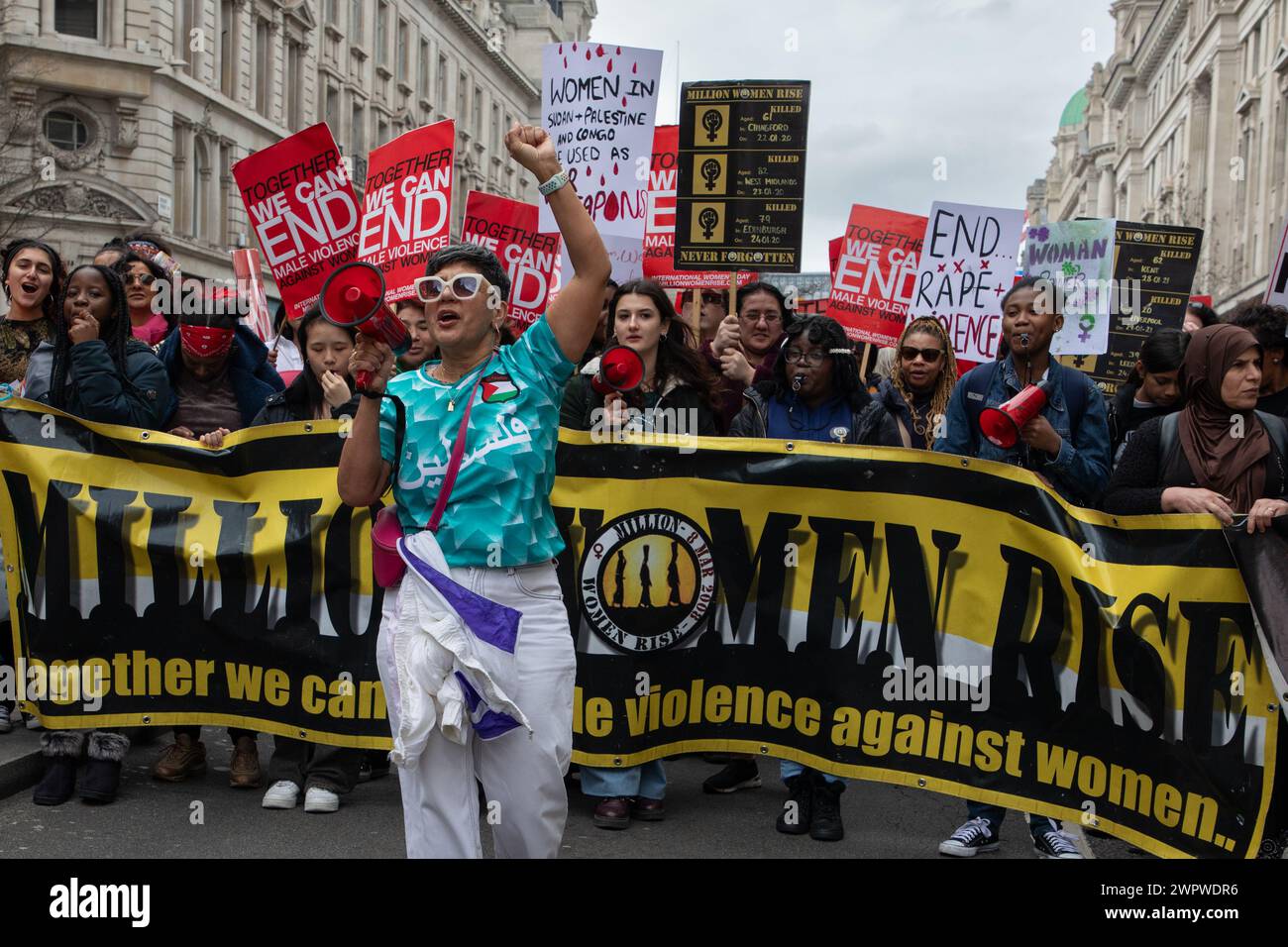 London, England, Großbritannien. März 2024. "Wir können die männliche Gewalt gegen Frauen beenden". Million Women Rise (MWR) ist eine alljährlich in London stattfindende demonstration gegen Gewalt gegen Frauen. Kredit: Kiki Streitberger/Alamy Live News Stockfoto