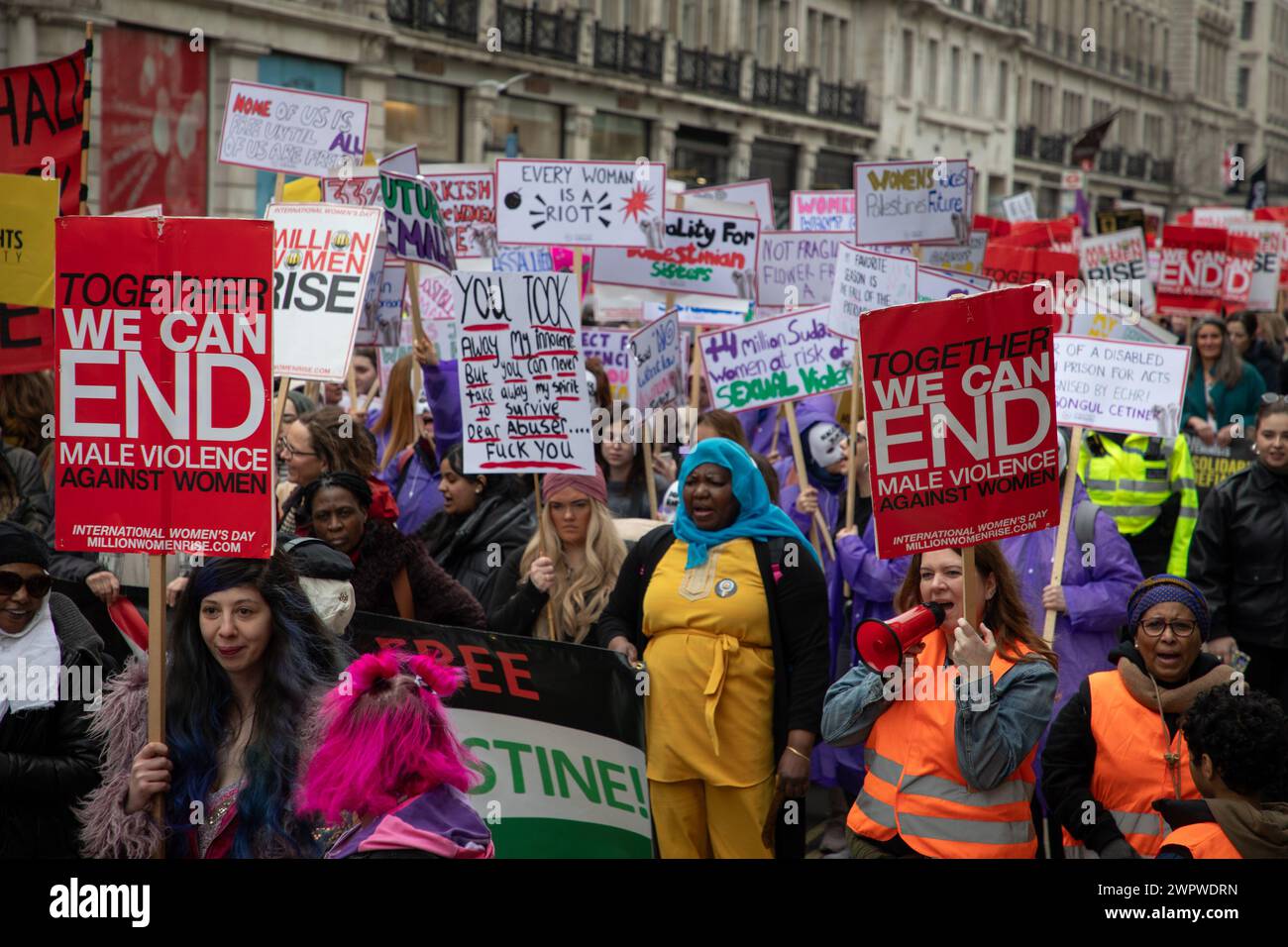 London, England, Großbritannien. März 2024. "Wir können die männliche Gewalt gegen Frauen beenden". Million Women Rise (MWR) ist eine alljährlich in London stattfindende demonstration gegen Gewalt gegen Frauen. Kredit: Kiki Streitberger/Alamy Live News Stockfoto