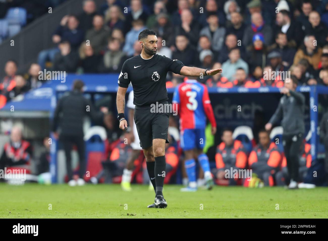 Selhurst Park, Selhurst, London, Großbritannien. März 2024. Premier League Football, Crystal Palace gegen Luton Town; Schiedsrichter Sunny Singh Gill signalisiert einen Torstoß. Beschreibung: Action Plus Sports/Alamy Live News Stockfoto