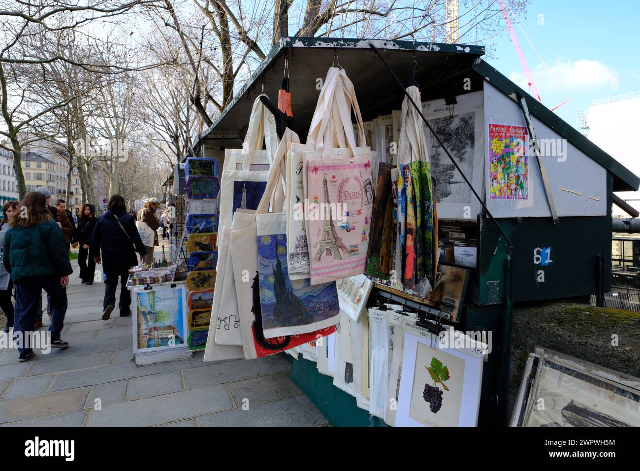 Paris, Frankreich. März 2024. Buchhändler an den Kais der seine, die am 8. März 2024 in der Nähe der Kathedrale Notre-Dame de Paris in Paris, Frankreich, gebrauchte Bücher, Drucke, Zeitschriften, Sammlerkarten und vieles mehr verkaufen. Foto: Marie Hubert Psaila/ABACAPRESS.COM Credit: Abaca Press/Alamy Live News Stockfoto