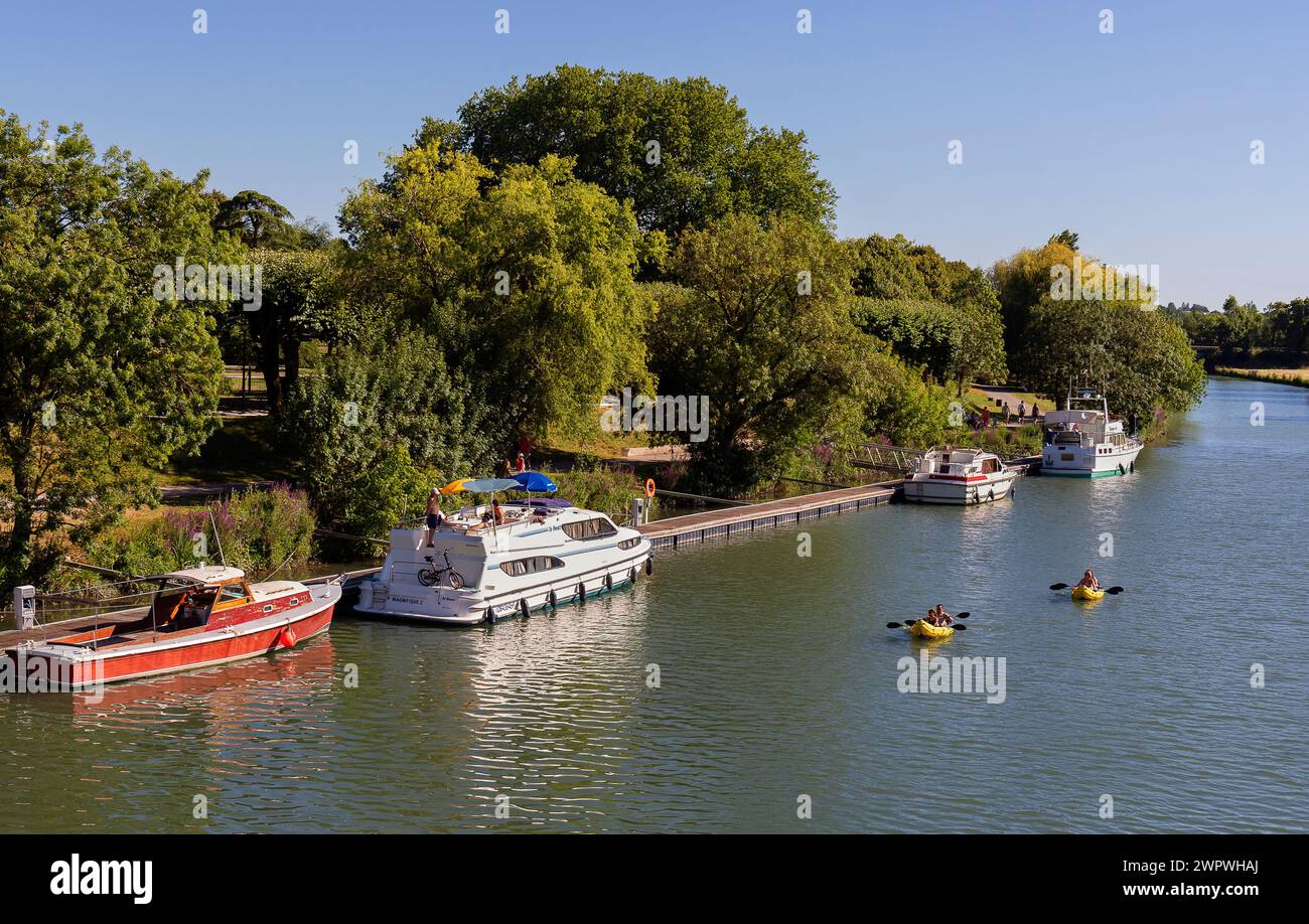 Europa, Frankreich, Nouvelle-Aquitaine, Saintes, der Fluss Charente mit verankerten Booten und aufblasbarem Kajakfahren für zwei Personen Stockfoto