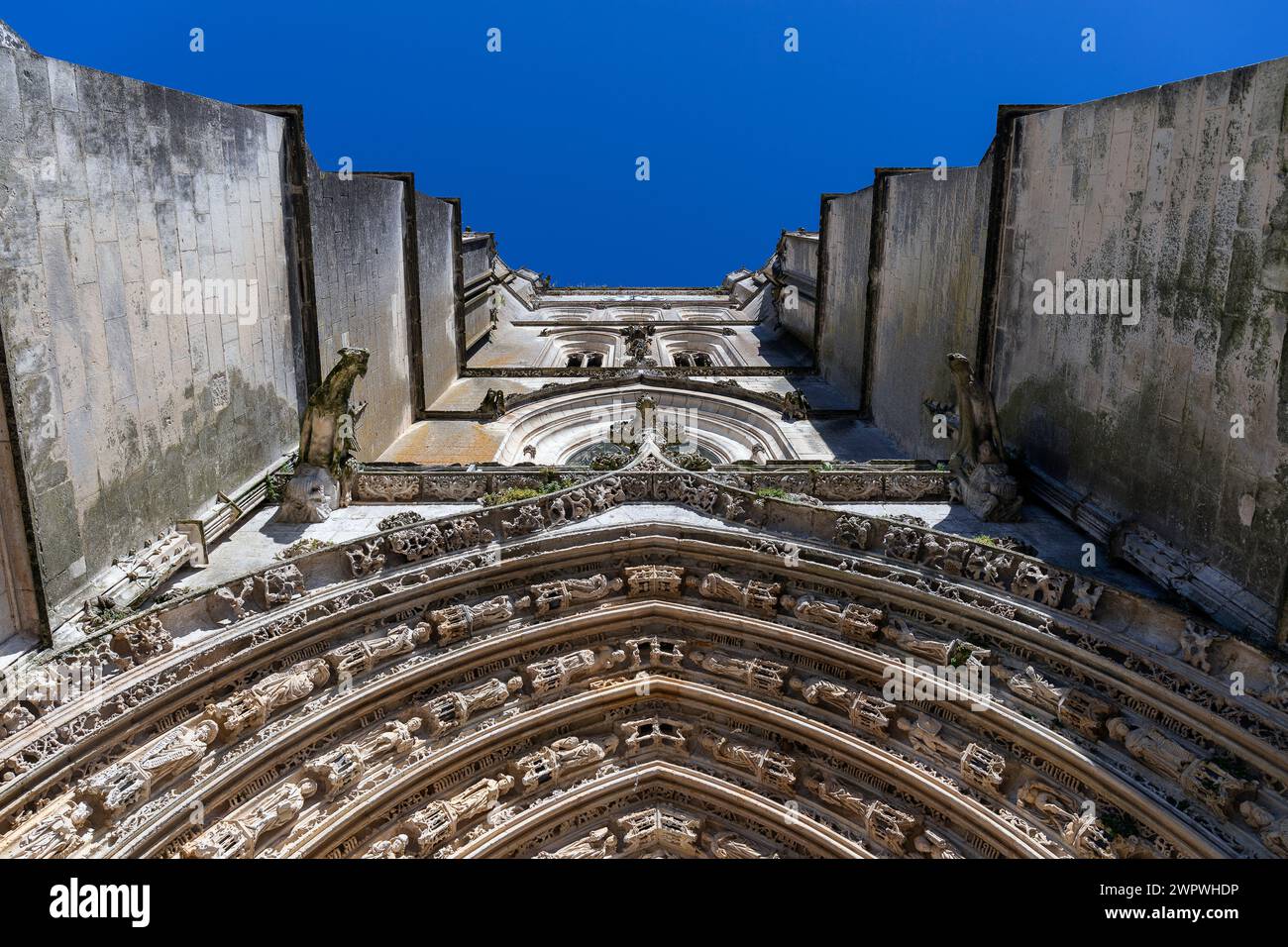 Europa, Frankreich, Nouvelle-Aquitaine, Saintes, Petersdom (Cathédrale Saint-Pierre de Saintes) mit dem Uhrenturm Stockfoto