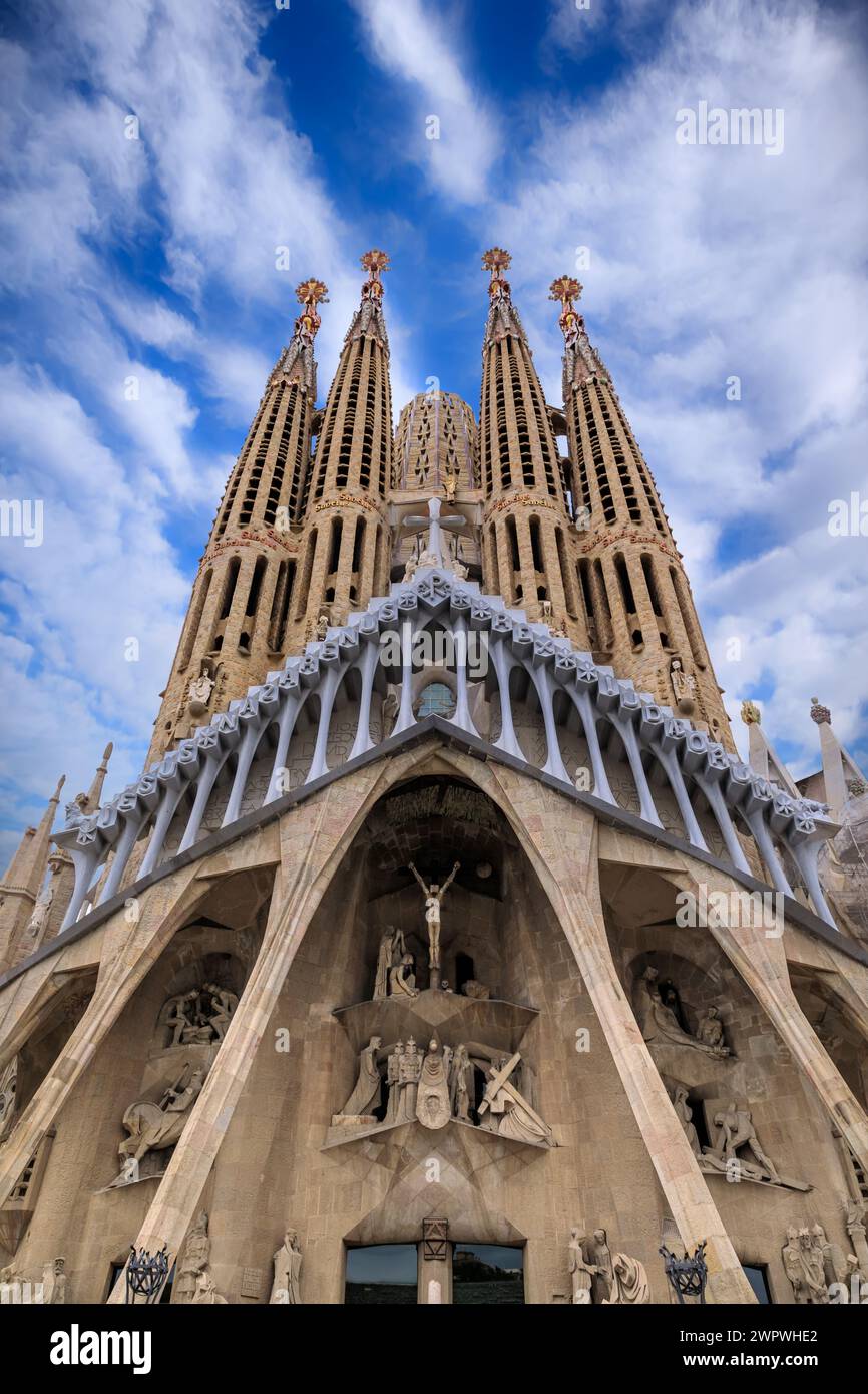 Passionsfassade der Sagrada Família mit bewölktem Himmel in Barcelona, Spanien. Stockfoto