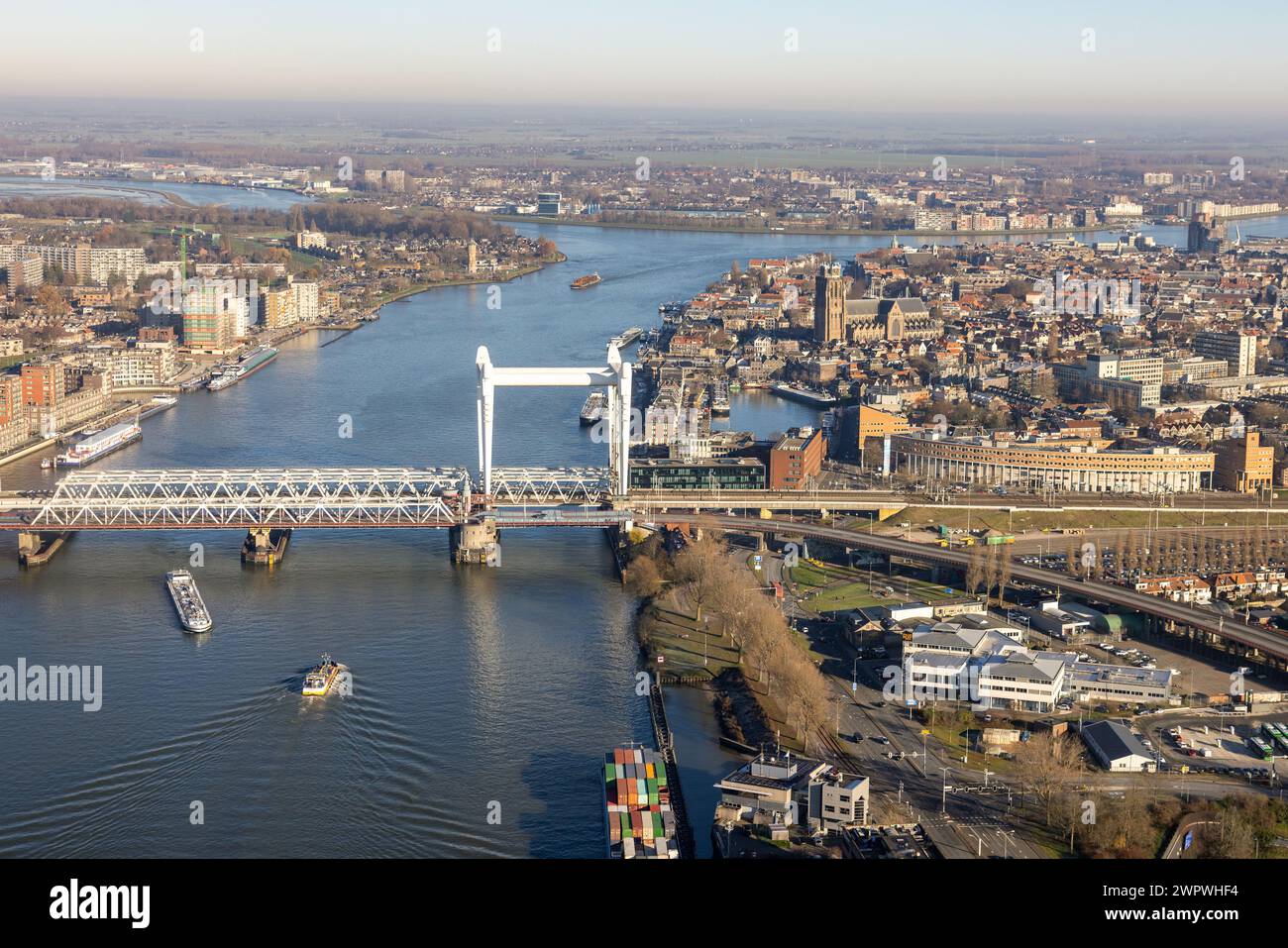 Aus der Vogelperspektive die mittelalterliche niederländische Stadt Dordrecht mit Eisenbahnbrücke über den Fluss Oude Maas Stockfoto