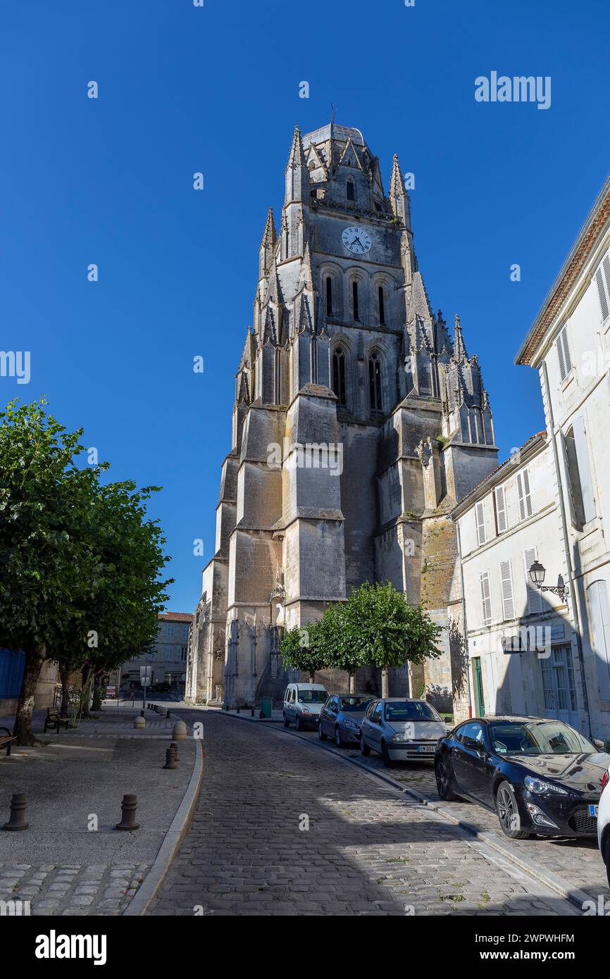 Europa, Frankreich, Nouvelle-Aquitaine, Saintes, Petersdom (Cathédrale Saint-Pierre de Saintes) ab Rue Georges Clemenceau Stockfoto