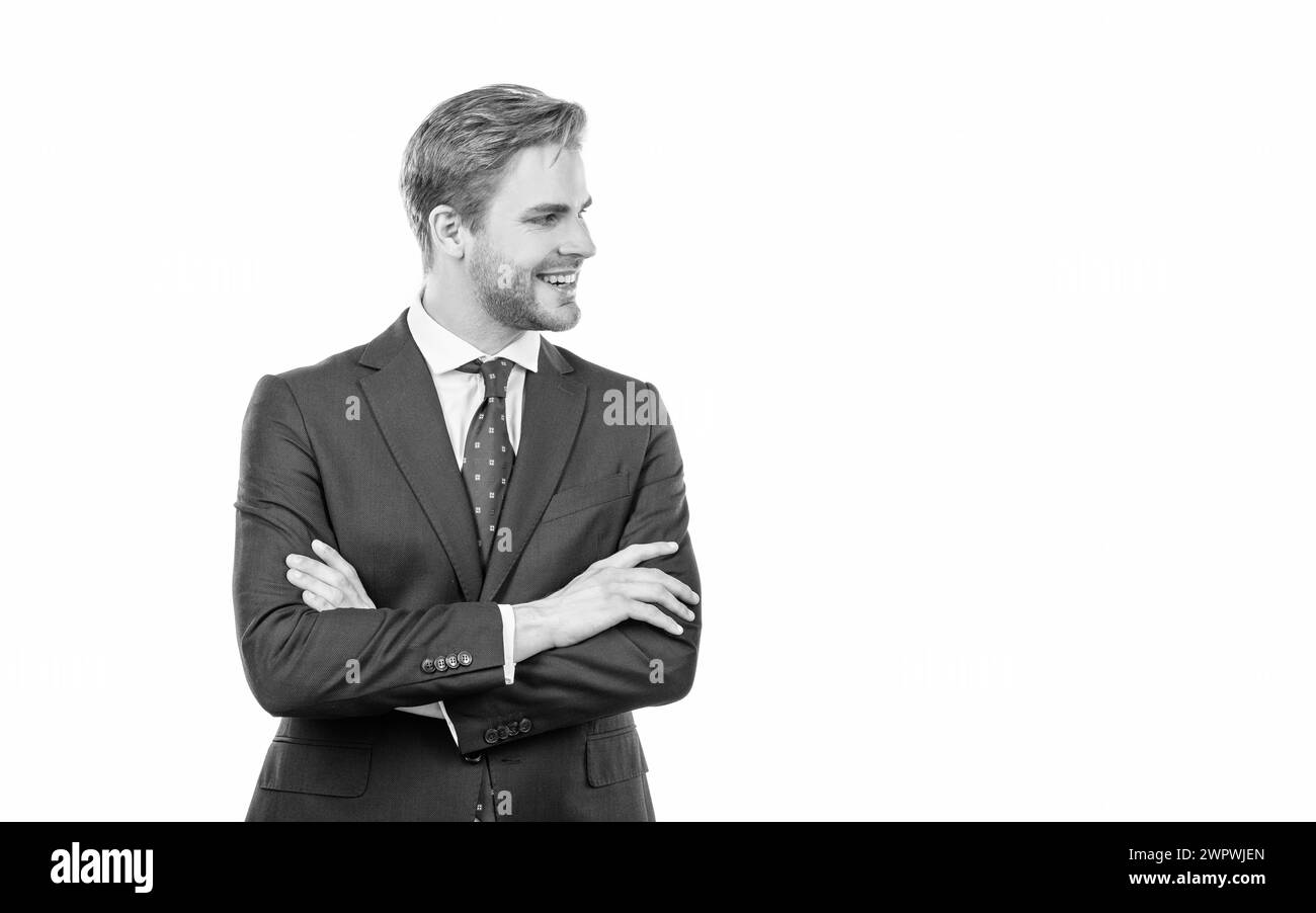 Selbstbewusster Mitarbeiter glückliches Lächeln im Geschäftsanzug, gekreuzte Arme, Selbstvertrauen Stockfoto
