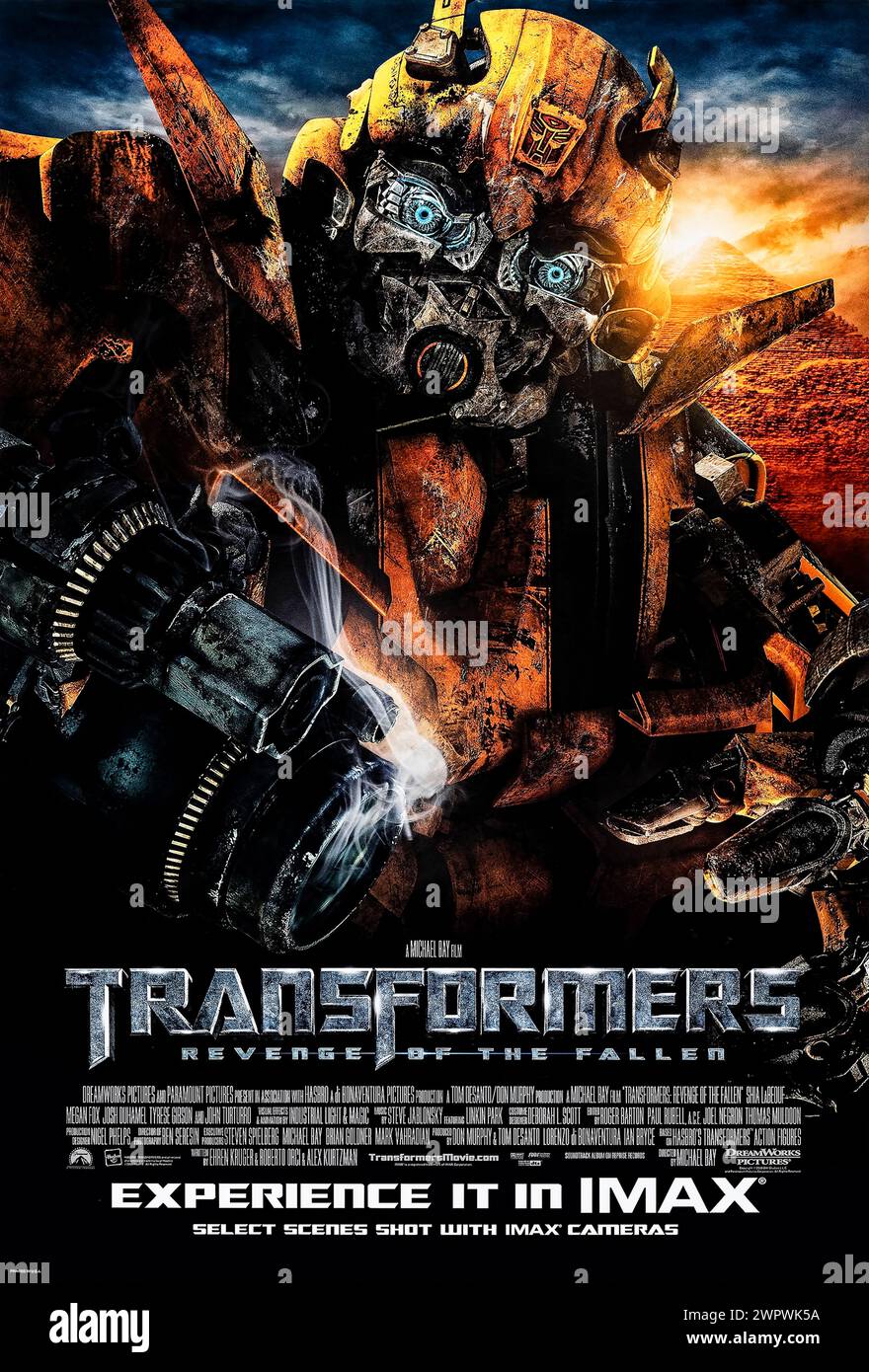Transformers: Revenge of the Fallen (2009) von Michael Bay mit Shia LaBeouf, Megan Fox und Josh Duhamel. Sam Witwicky lässt die Autobots für ein normales Leben zurück. Aber wenn sein Geist voller kryptischer Symbole ist, zielen die Decepticons auf ihn und er wird zurück in den Transformerkrieg gezogen. Foto eines Original-Posters aus dem Jahr 2009 (US-1-Blatt). ***NUR REDAKTIONELLE VERWENDUNG*** Credit: BFA / Paramount Pictures Stockfoto