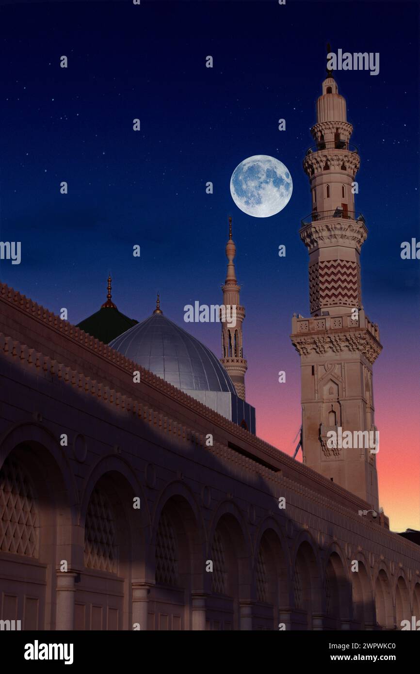 Eine Moschee mit dem Vollmond am Himmel. Masjid nabi von Medina, Moschee in der Nacht. Masjid nabi von Medina. Grüne Kuppel und Mond... Stockfoto