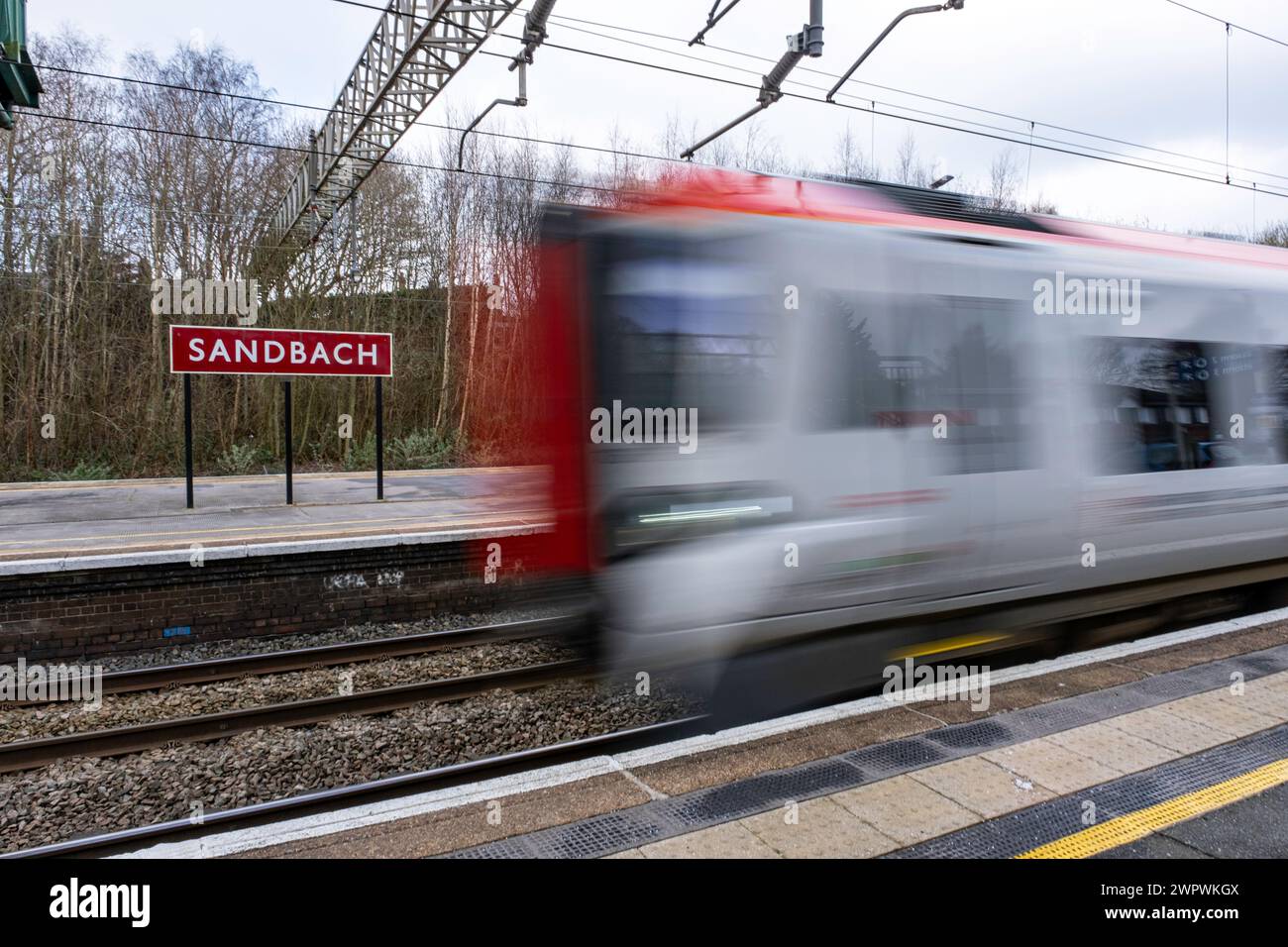 Schnellzug am Bahnhof Sandbach UK vorbei Stockfoto