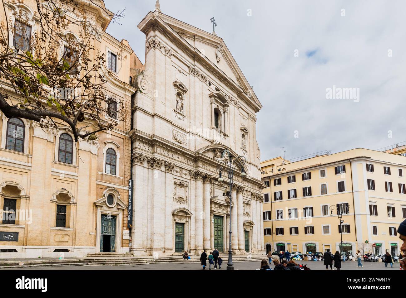 Rom, Italien - 29. Dezember 2023: Blick auf die Chiesa Nuova (Parrocchia di Santa Maria in Vallicella), die von Touristen im historischen Stadtzentrum auf einem W Stockfoto