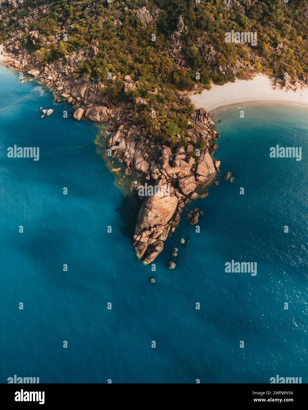 Radical Bay Beach at Arcadia auf Magnetic Island in der Nähe von Townsville in Queensland, Australien – Aufnahmen von Drohnen mit Felsen, Wellen, Klippen und Ozean Stockfoto