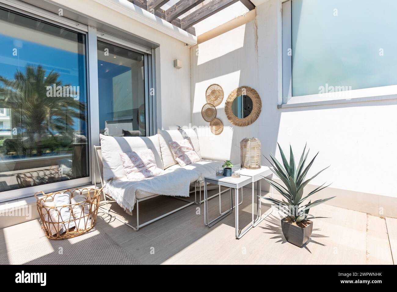 Ein Bild von einem Sofa im Freien auf der Terrasse eines luxuriösen mediterranen Grundstücks Stockfoto