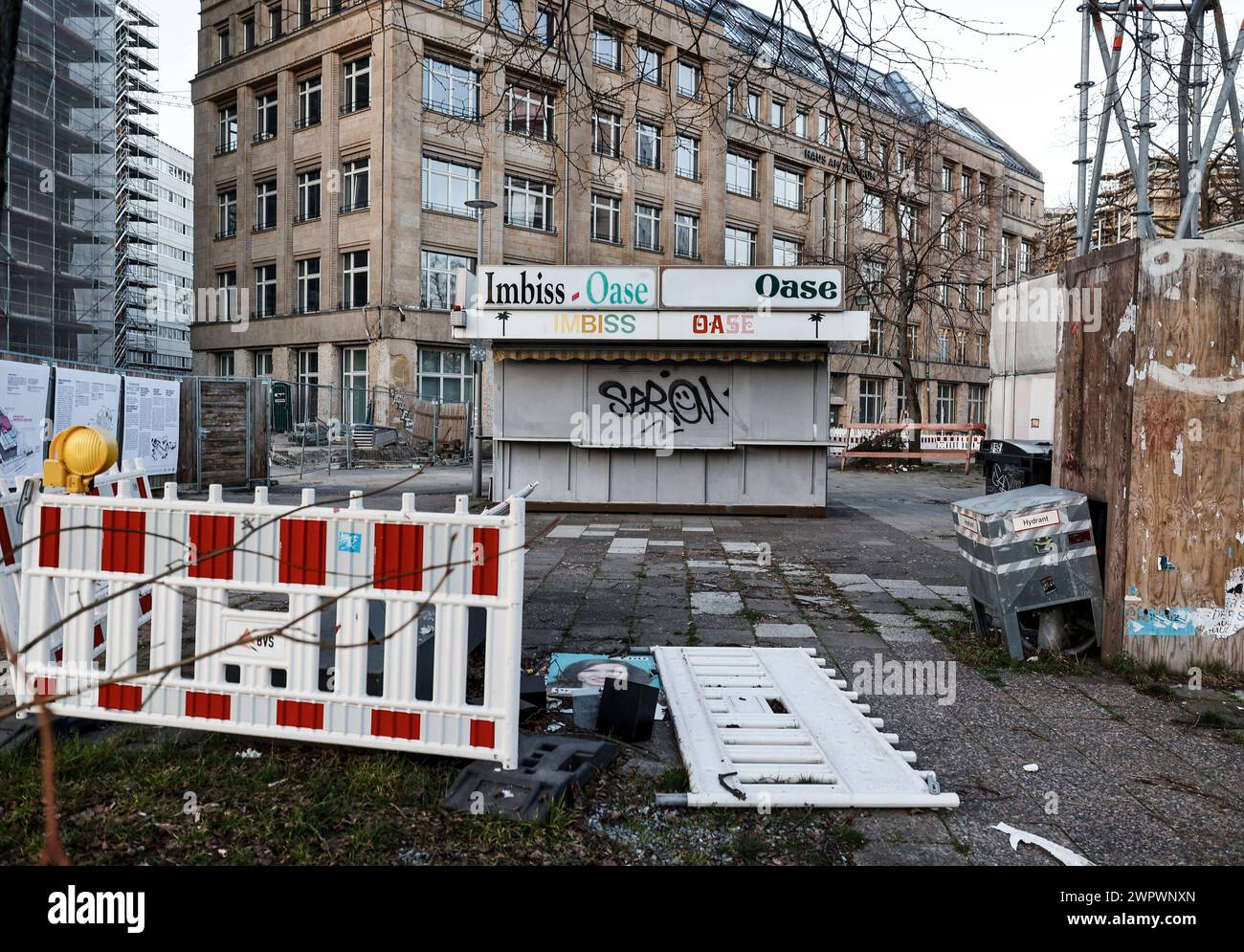 Imbiss Oase eine Oase stellt man sich anders vor. In einer Baustelle stehen die geschlossene kultige Imbiss Oase am Alexanderplatz, Berlin, 08.03.2024. Berlin Deutschland *** Imbiss Oase man stellt sich eine Oase anders vor auf einer Baustelle steht die geschlossene Kult-Snackbar Oase am Alexanderplatz, Berlin, 08 03 2024 Berlin Deutschland Stockfoto