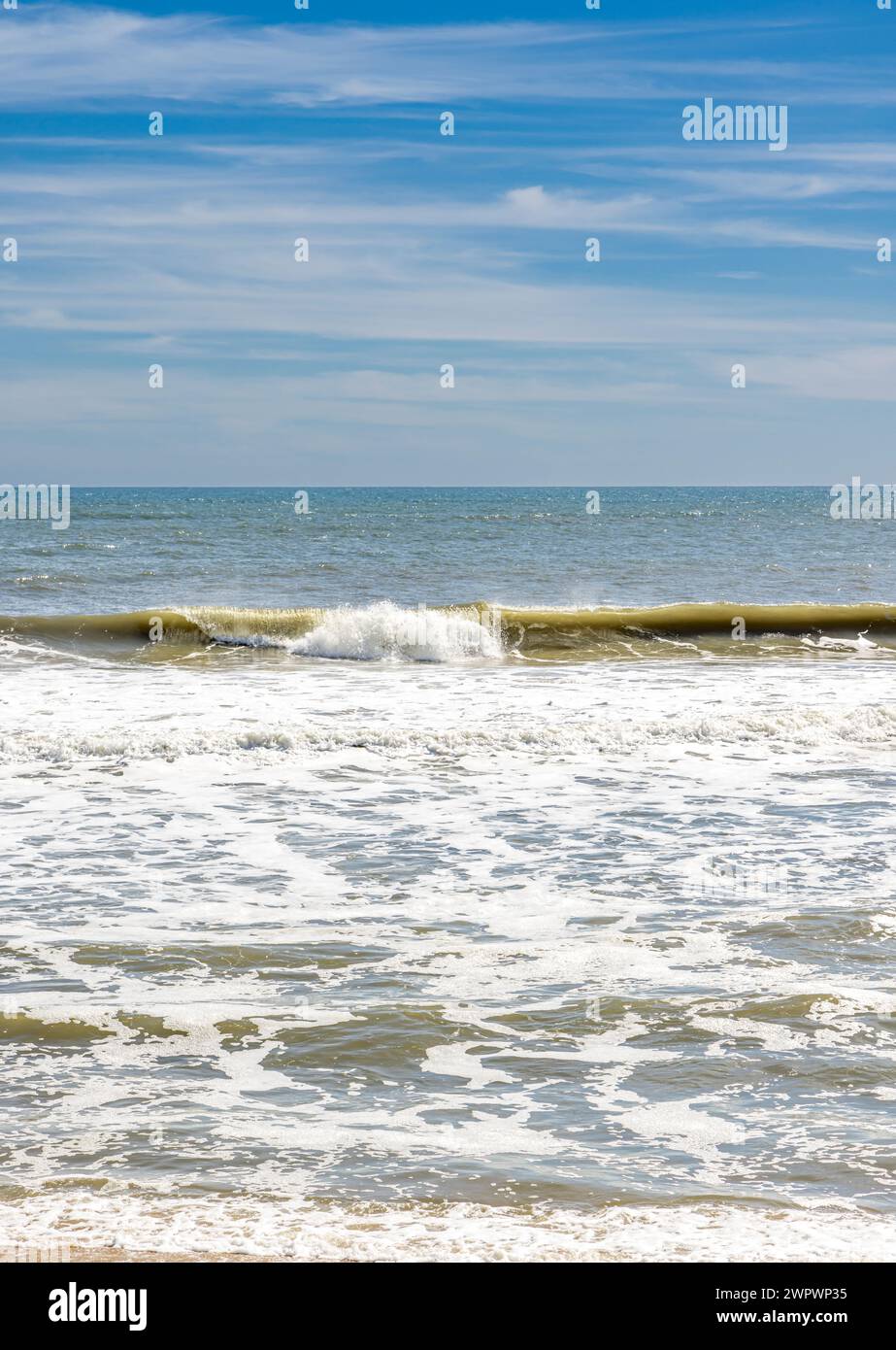 Verticla-Bild von Wellen, die an einem Meeresstrand in den hamptons hereinkommen Stockfoto