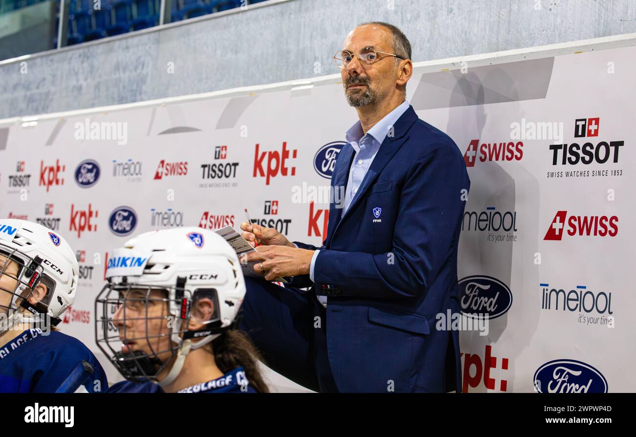 Sebastian Roujon, Assistenztrainer des Eishockey Frauen Nationalteams Frankreichs während dem Spiel gegen die Schweizer auf der Auswechselbank. (Klote Stockfoto