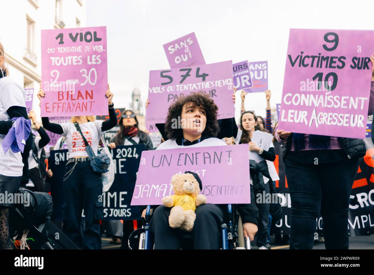 Paris, Paris, Frankreich. März 2024. Demonstartin nahm am 8. März an der Feier des Internationalen Frauentages Teil. Tausende Demonstranten führen Demonstrationen vom Gambettea-Platz aus. (Kreditbild: © Katya Shabut/ZUMA Press Wire) NUR REDAKTIONELLE VERWENDUNG! Nicht für kommerzielle ZWECKE! Stockfoto