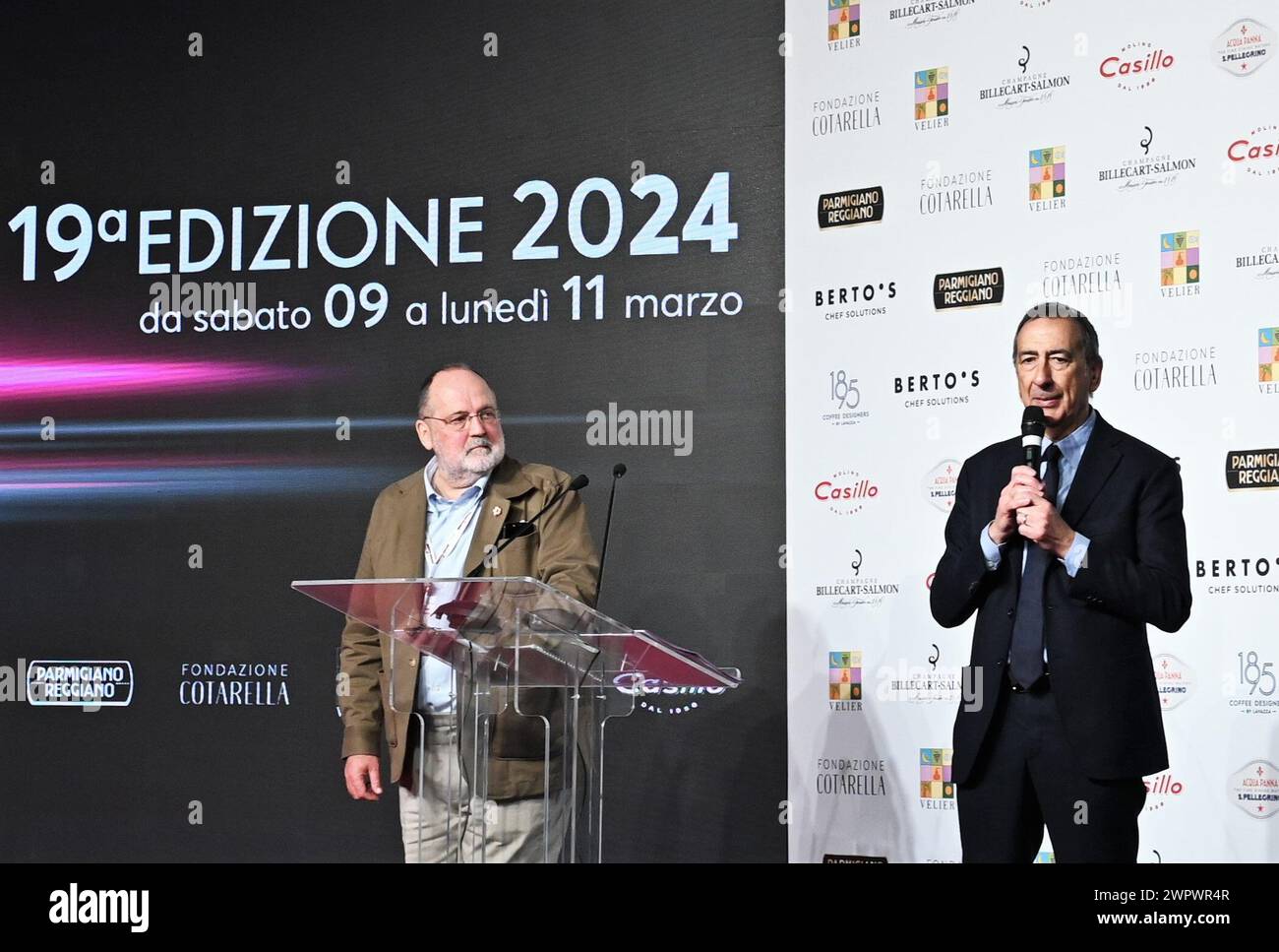 Mailand, Italien. März 2024. Mailand, Italien Identità Milano Greedy 2024 Giuseppe Sala Bürgermeister von Mailand stellt die Veranstaltung vor und erhält Anerkennung von Paolo Marchi und Claudio Ceroni im Foto:Giuseppe Sala Bürgermeister von Mailand während seiner Einführung mit Paolo Marchi Credit: Independent Photo Agency/Alamy Live News Stockfoto