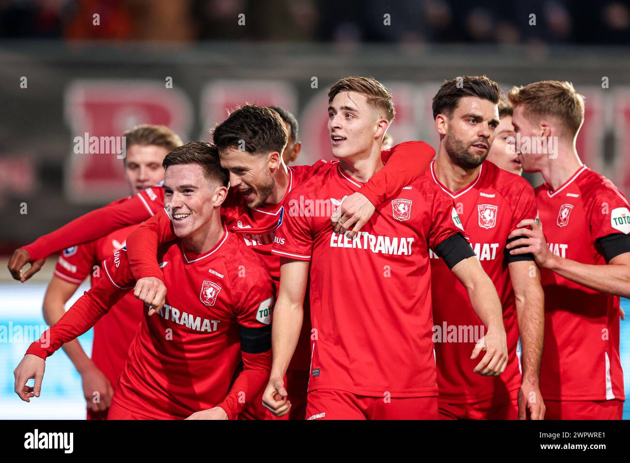 Enschede, Niederlande. März 2024. ENSCHEDE, NIEDERLANDE - 9. MÄRZ: Daan Rots vom FC Twente feiert nach dem ersten Tor seiner Mannschaft, Michel VLAP vom FC Twente, Max Bruns vom FC Twente, Ricky van Wolfswinkel vom FC Twente, Robin Propper vom FC Twente während des niederländischen Eredivisie-Spiels zwischen dem FC Twente und Sparta Rotterdam in de Grolsch Veste am 9. März 2024 in Enschede, Niederlande. (Foto von Peter Lous/Orange Pictures) Credit: Orange Pics BV/Alamy Live News Stockfoto