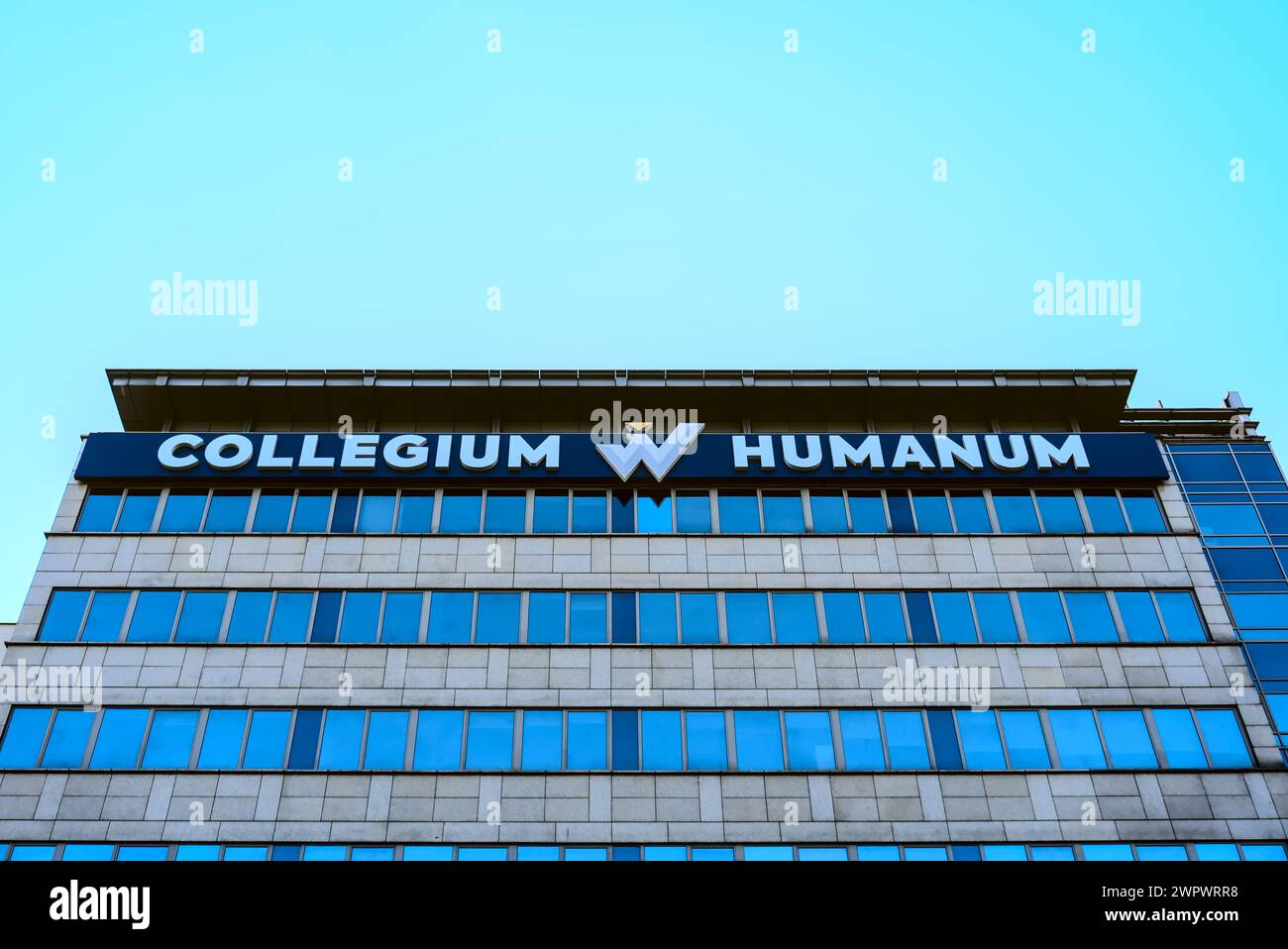 Gebäude des Collegium Humanum in Warschau, Hochschuleinrichtung, Schuss von unter 1 Stockfoto