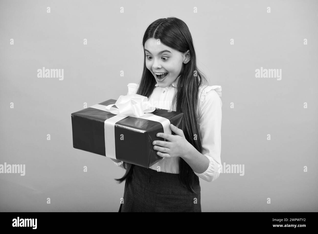 Teenager Kind mit Geschenkbox. Präsent für den Urlaub. Alles gute zum Geburtstag, Valentinstag, Neujahr oder Weihnachten. Geschenk-Box für Kinder. Überraschte Emotionen von Stockfoto