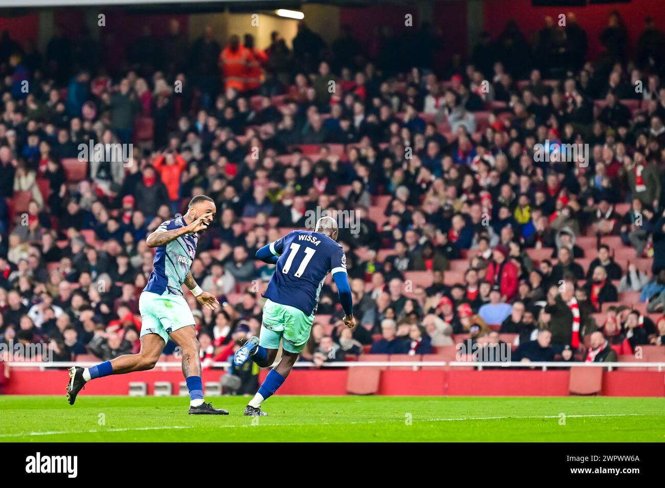 Yoane Wissa vom Brentford FC trifft am Ende der ersten Halbzeit, indem er den Torhüter während des Premier League-Spiels zwischen Arsenal und Brentford im Emirates Stadium, London, England am 9. März 2024 ausraubte. Foto von Phil Hutchinson. Nur redaktionelle Verwendung, Lizenz für kommerzielle Nutzung erforderlich. Keine Verwendung bei Wetten, Spielen oder Publikationen eines einzelnen Clubs/einer Liga/eines Spielers. Quelle: UK Sports Pics Ltd/Alamy Live News Stockfoto