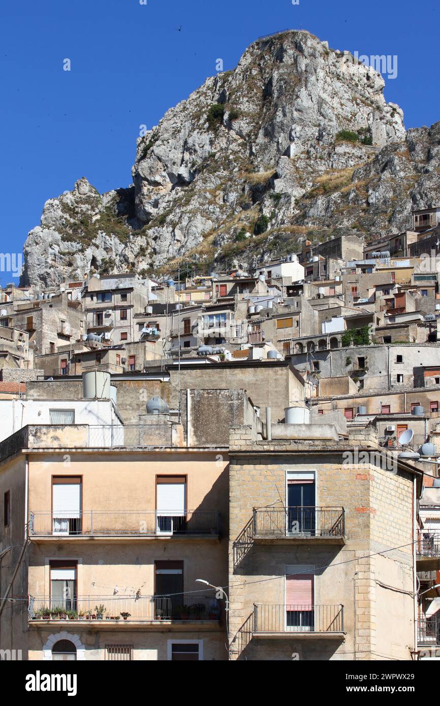 Dramatische Aussicht auf Caltabellotta in der Nähe der Spitze des Berges, Sizilien Südküste, Italien Stockfoto