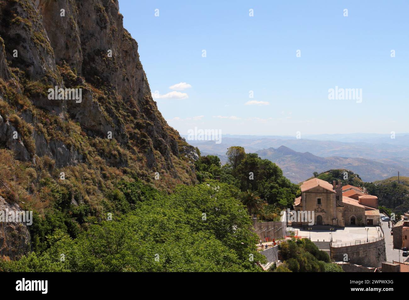 Dramatische Aussicht auf die Kirche Sant'Agostino di Caltabellotta, Sizilien, Italien Stockfoto