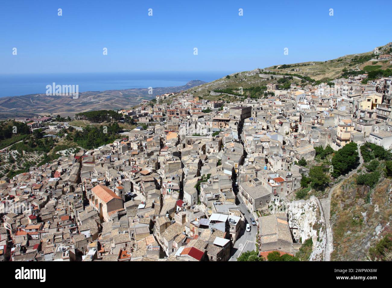 Dramatische Aussicht auf Caltabellotta in der Nähe der Spitze des Berges, Sizilien Südküste, Italien Stockfoto