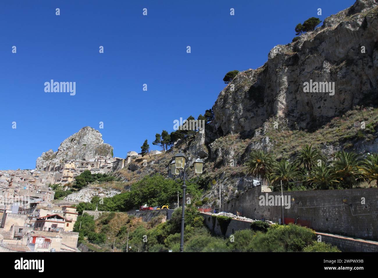 Dramatische Aussicht auf Caltabellotta in der Nähe der Spitze des Berges, Sizilien Südküste, Italien Stockfoto