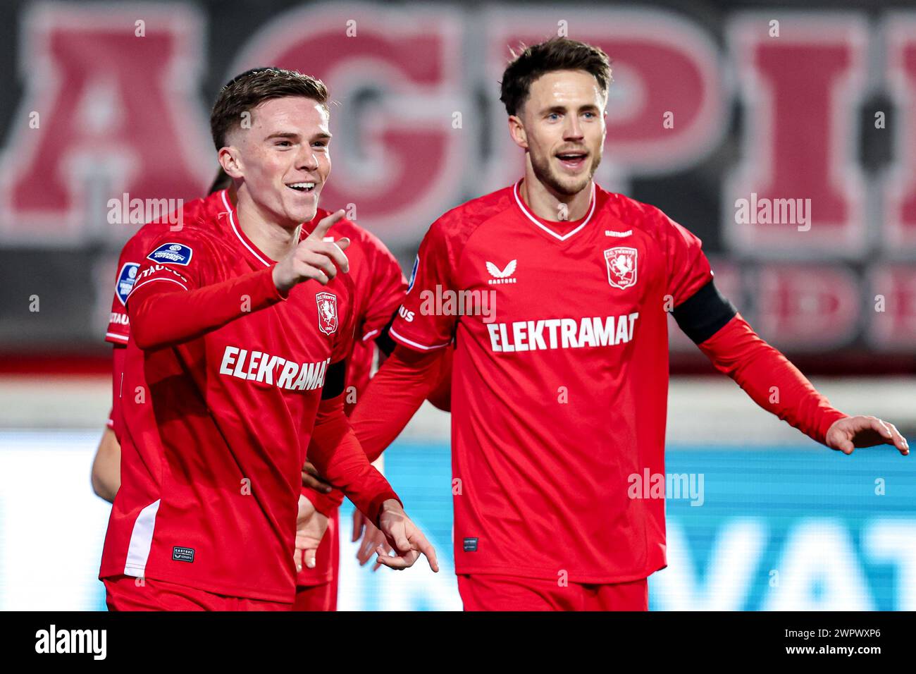 Enschede, Niederlande. März 2024. ENSCHEDE, NIEDERLANDE - 9. MÄRZ: Daan Rots vom FC Twente feiert nach dem ersten Tor seines Teams Joshua Brenet vom FC Twente, Ricky van Wolfswinkel vom FC Twente während des niederländischen Eredivisie-Spiels zwischen dem FC Twente und Sparta Rotterdam am 9. März 2024 in de Grolsch Veste in Enschede, Niederlande. (Foto von Peter Lous/Orange Pictures) Credit: Orange Pics BV/Alamy Live News Stockfoto