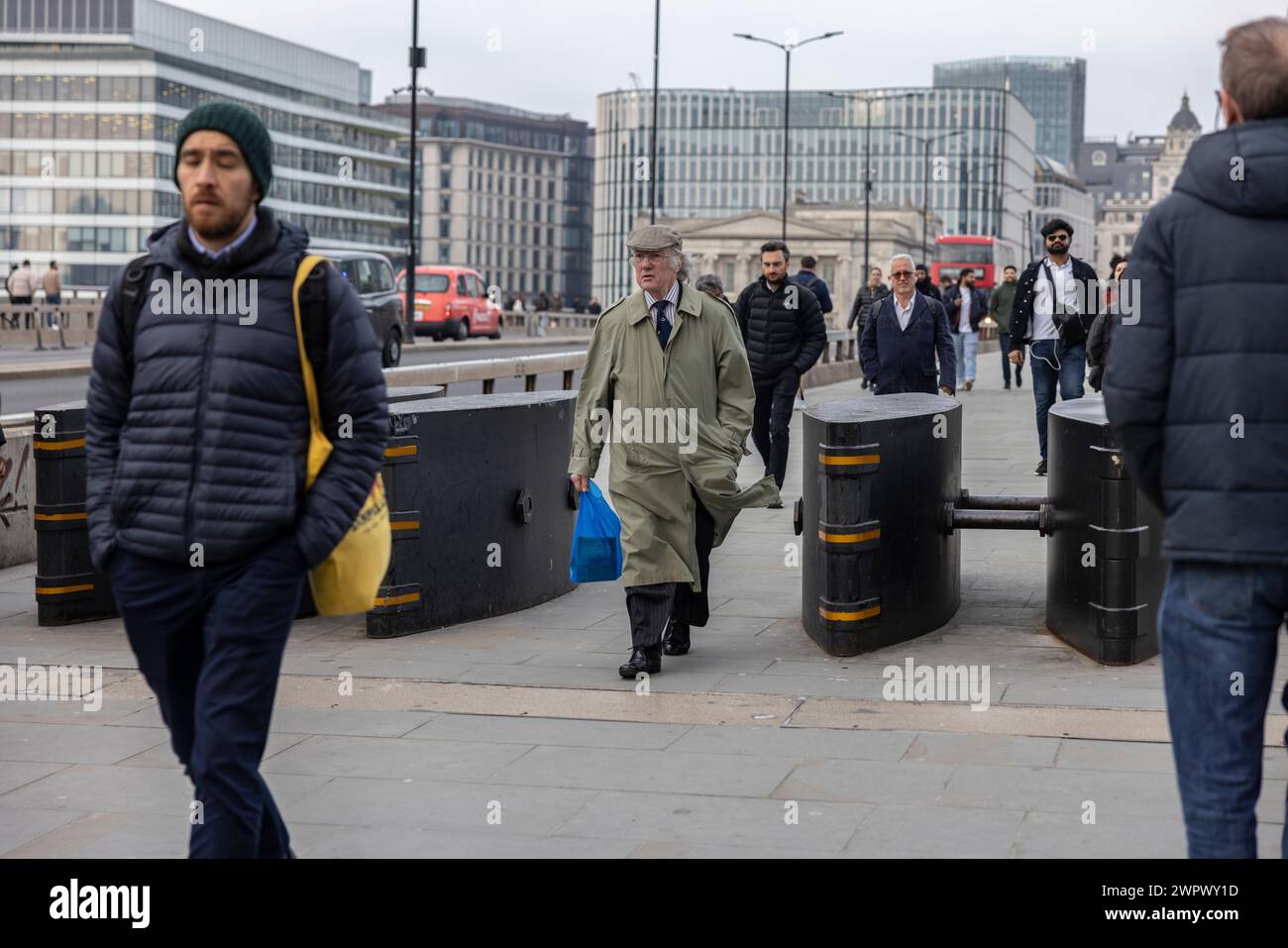 Stadtarbeiter machen sich auf dem Heimweg im Finanzviertel der City of London, England, auf die London Bridge Stockfoto