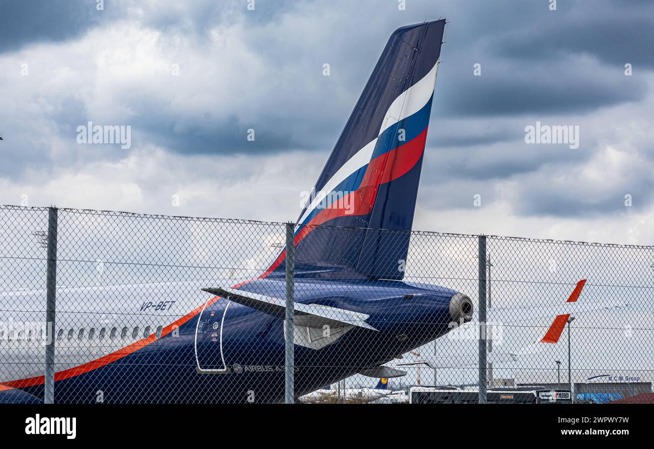 Ein Airbus A320-214 der russischen Fluggsgesellschaft Aeroflot steht am Flughafen München. Das Flugzeug steht seit Verhängung der Europäischen Sanktionen Stockfoto