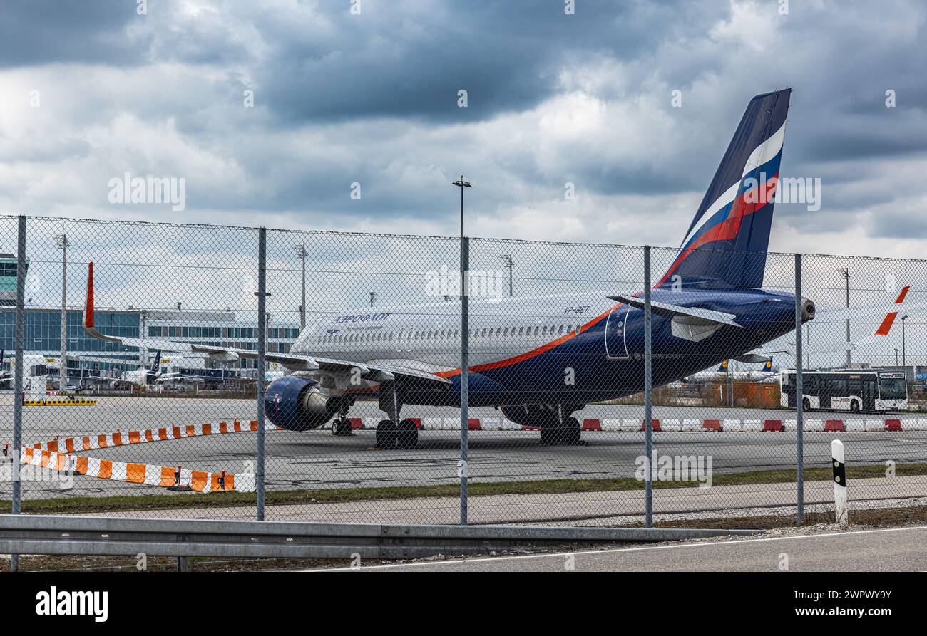 Ein Airbus A320-214 der russischen Fluggsgesellschaft Aeroflot steht am Flughafen München. Das Flugzeug steht seit Verhängung der Europäischen Sanktionen Stockfoto