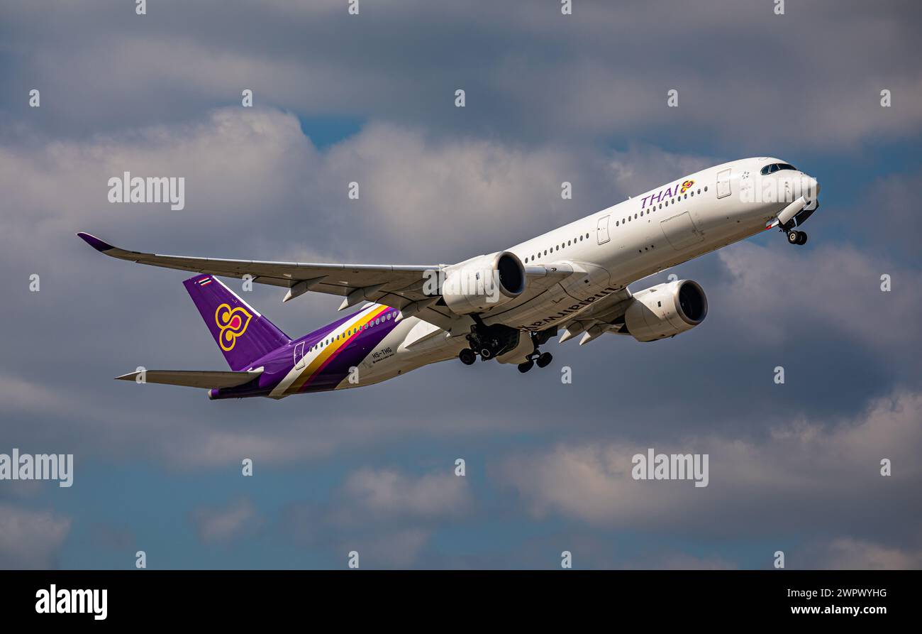 Ein Airbus A350-941 von Thai Airways startete von der Südbahn des Flughafens München. Registrierung HS-THG. (München, Deutschland, 04.04.2023) Stockfoto