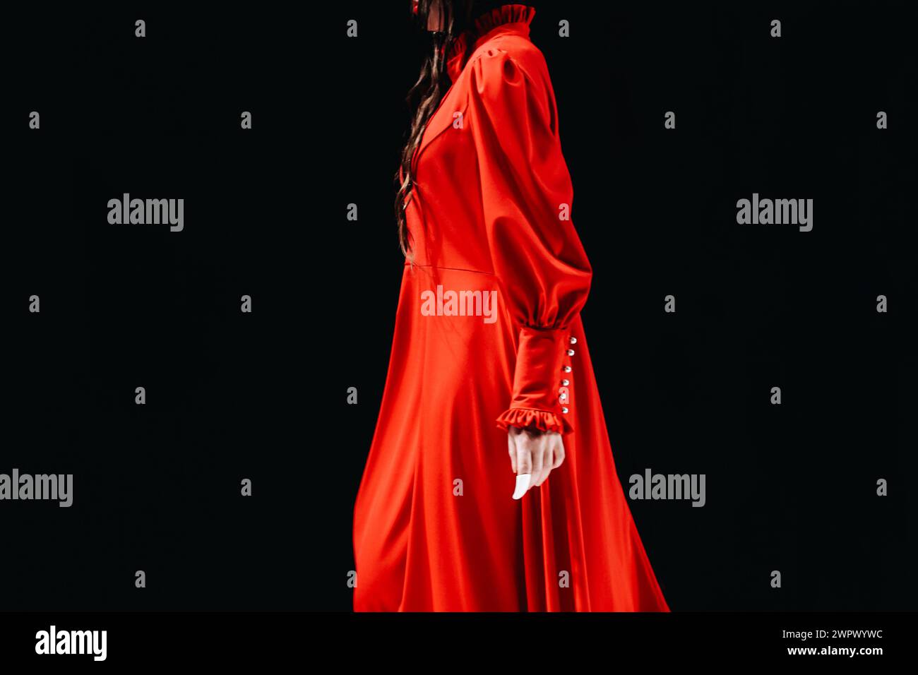 Details eines leuchtend roten langen Kleides. Elegante Damenmode Stockfoto