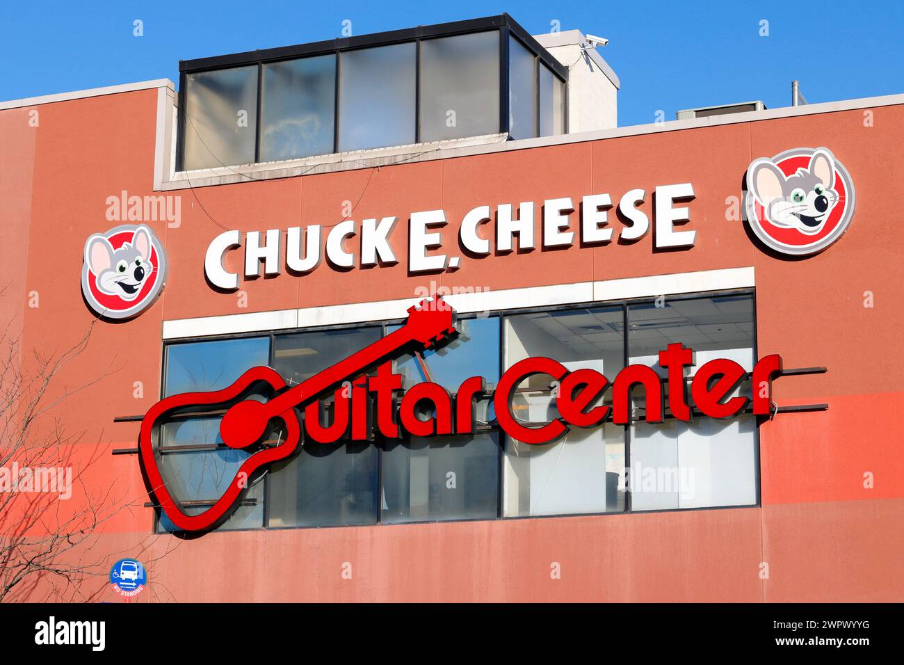 Guitar Center, Chuck E Cheese Beschilderung an der Seite eines Einkaufszentrums in Queens County, New York City. Guitar Center ist ein US-amerikanischer Musikinstrumentenhändler. Stockfoto