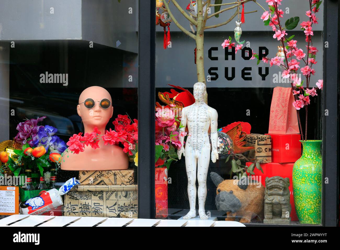 Schaufensterausstellung im Chop Suey Club, 81 Hester St, New York, einem NYC Geschenkeladen und Boutique für zeitgenössische chinesische Kultur und Design. Stockfoto